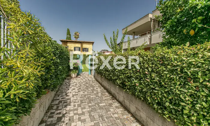 Rexer-Roma-Villa-a-schiera-angolare-su-tre-livelli-con-ampio-giardino-terrazzi-e-Box-auto-Altro