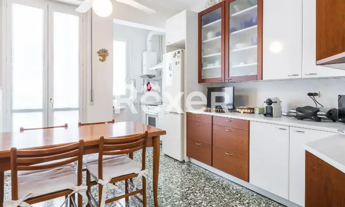 Rexer-Milano-Ampio-appartamento-di-mq-con-quattro-camere-tre-balconi-e-cantina-Altro