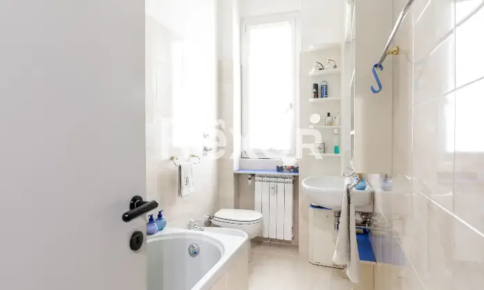 Rexer-Milano-Ampio-appartamento-di-mq-con-quattro-camere-tre-balconi-e-cantina-Altro