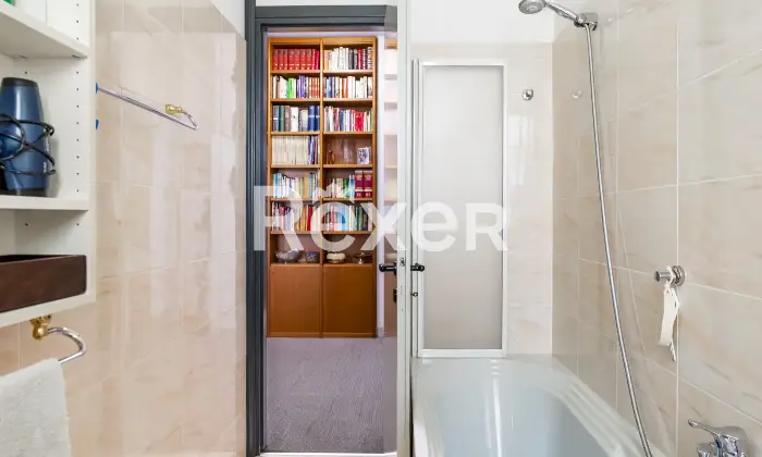 Rexer-Milano-Ampio-appartamento-di-mq-con-quattro-camere-tre-balconi-e-cantina-Altro