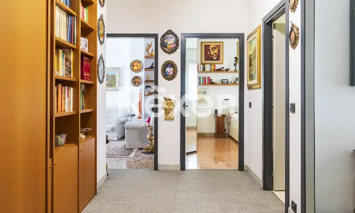 Rexer-Milano-Ampio-appartamento-di-mq-con-quattro-camere-tre-balconi-e-cantina-Altro