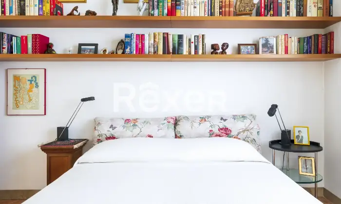 Rexer-Milano-Ampio-appartamento-di-mq-con-quattro-camere-tre-balconi-e-cantina-Altro