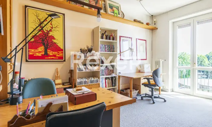Rexer-Milano-Ampio-appartamento-di-mq-con-quattro-camere-tre-balconi-e-cantina-Altro