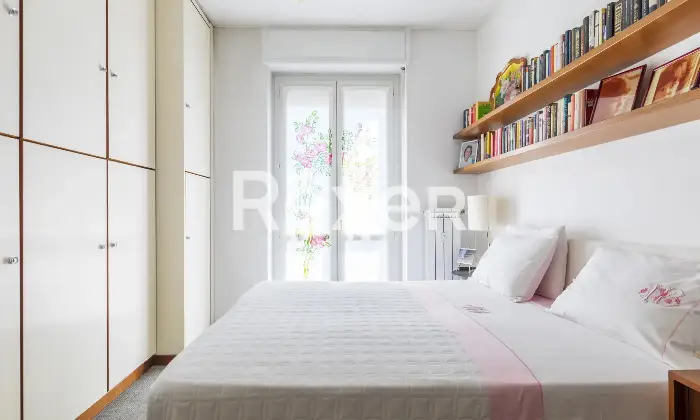 Rexer-Milano-Ampio-appartamento-di-mq-con-quattro-camere-tre-balconi-e-cantina-Altro