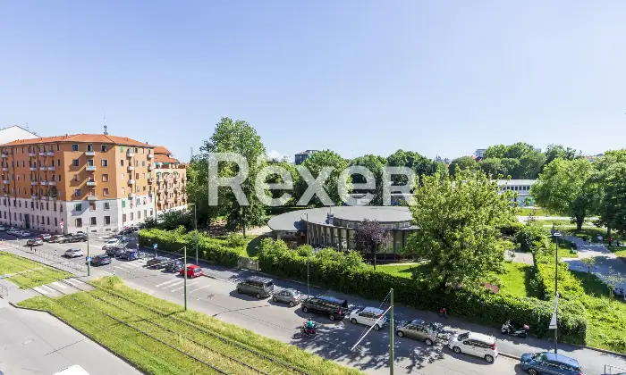 Rexer-Milano-Ampio-appartamento-di-mq-con-quattro-camere-tre-balconi-e-cantina-Altro