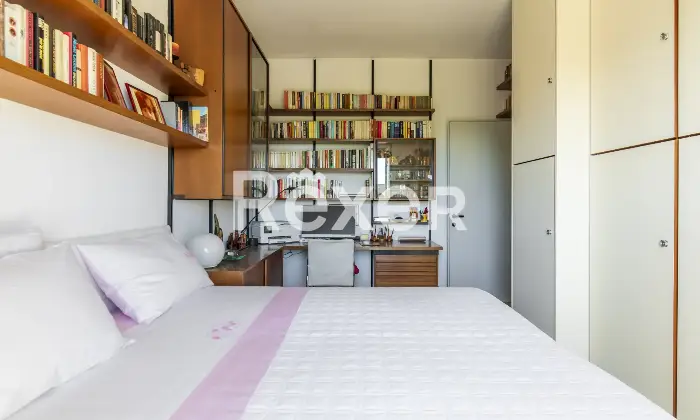 Rexer-Milano-Ampio-appartamento-di-mq-con-quattro-camere-tre-balconi-e-cantina-Altro