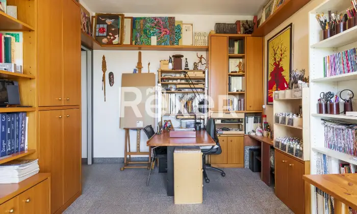 Rexer-Milano-Ampio-appartamento-di-mq-con-quattro-camere-tre-balconi-e-cantina-Altro