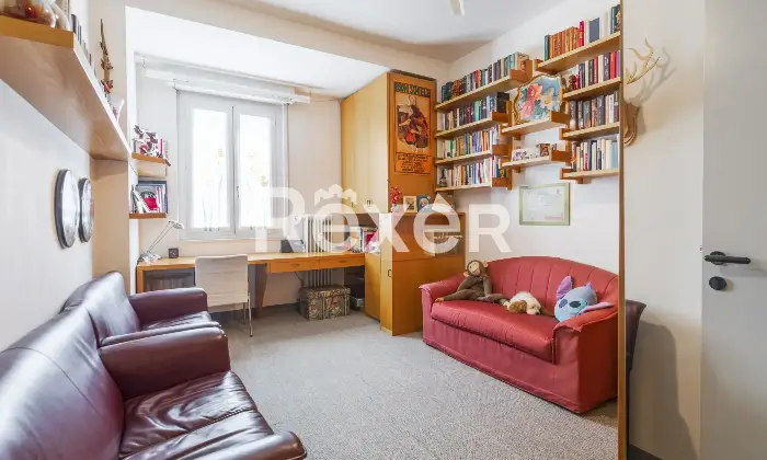 Rexer-Milano-Ampio-appartamento-di-mq-con-quattro-camere-tre-balconi-e-cantina-Altro