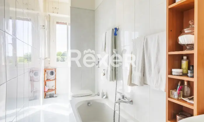 Rexer-Milano-Ampio-appartamento-di-mq-con-quattro-camere-tre-balconi-e-cantina-Altro