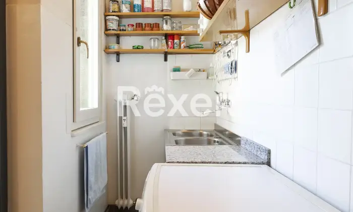 Rexer-Milano-Ampio-appartamento-di-mq-con-quattro-camere-tre-balconi-e-cantina-Altro