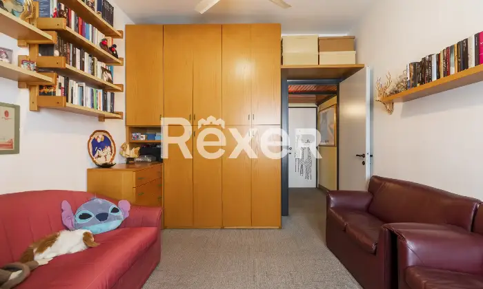 Rexer-Milano-Ampio-appartamento-di-mq-con-quattro-camere-tre-balconi-e-cantina-Altro
