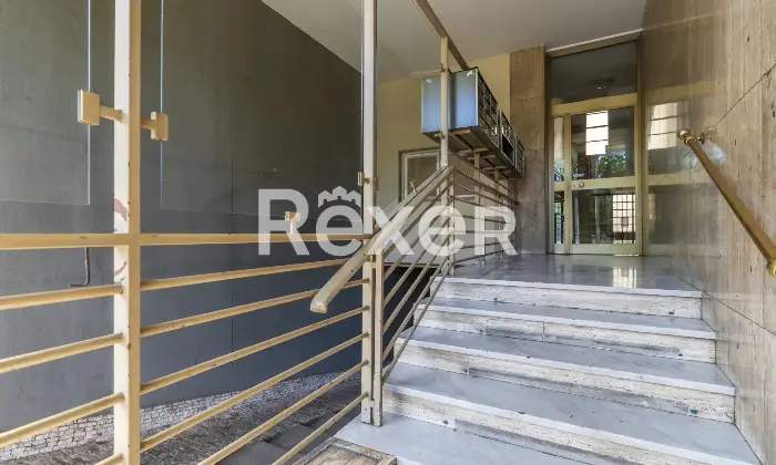 Rexer-Milano-Ampio-appartamento-di-mq-con-quattro-camere-tre-balconi-e-cantina-Altro