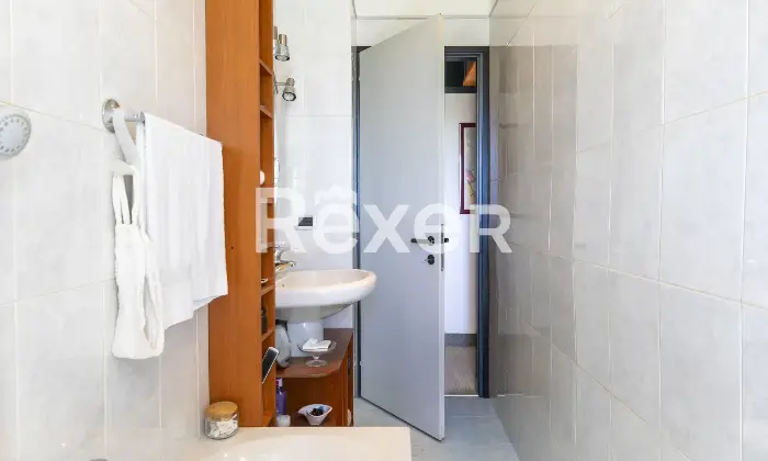 Rexer-Milano-Ampio-appartamento-di-mq-con-quattro-camere-tre-balconi-e-cantina-Altro
