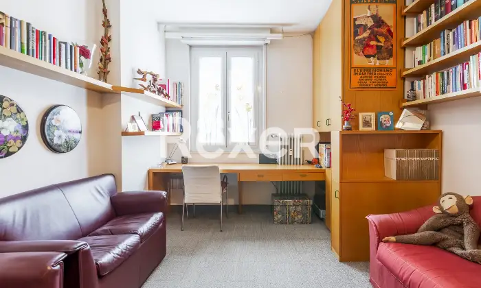 Rexer-Milano-Ampio-appartamento-di-mq-con-quattro-camere-tre-balconi-e-cantina-Altro