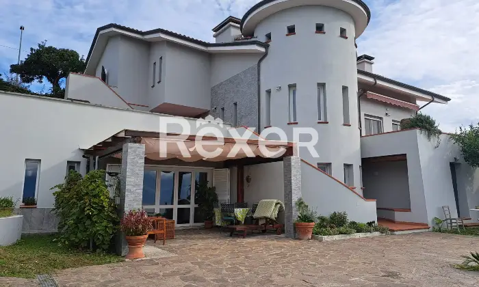 Rexer-Massa-Vendesi-villa-con-giardino-e-vigneto-Via-Grottini-Massa-MS-Altro