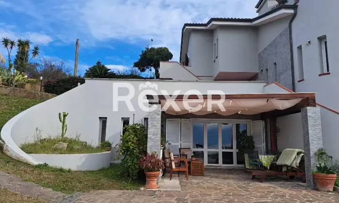 Rexer-Massa-Vendesi-villa-con-giardino-e-vigneto-Via-Grottini-Massa-MS-Altro