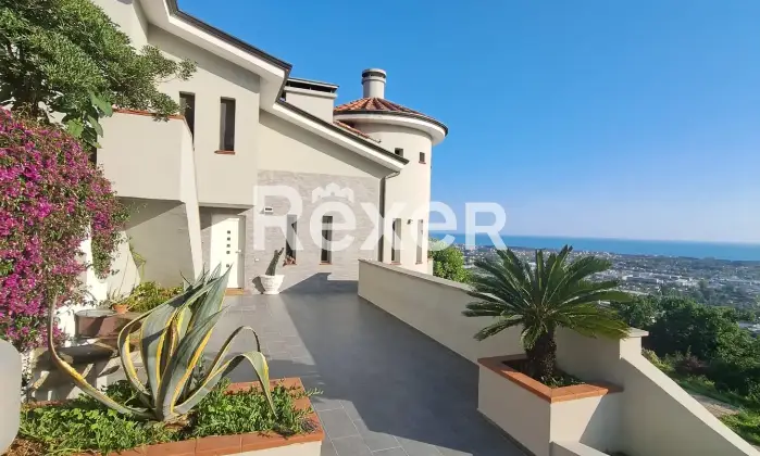 Rexer-Massa-Vendesi-villa-con-giardino-e-vigneto-Via-Grottini-Massa-MS-Altro