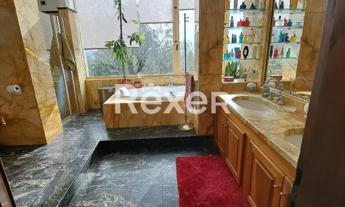 Rexer-Massa-Vendesi-villa-con-giardino-e-vigneto-Via-Grottini-Massa-MS-Altro