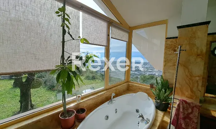 Rexer-Massa-Vendesi-villa-con-giardino-e-vigneto-Via-Grottini-Massa-MS-Altro