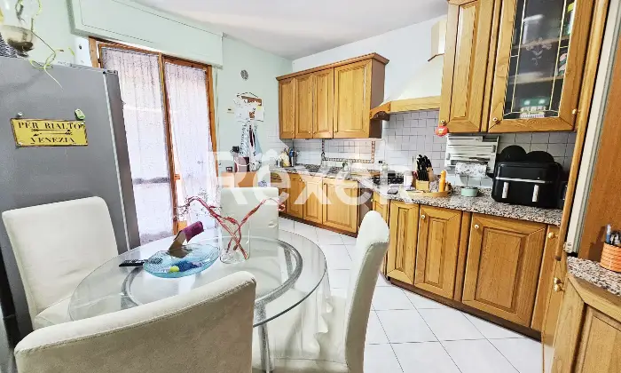 Rexer-Campi-Bisenzio-Ampio-trilocale-con-terrazzo-vivibile-e-garage-Cucina