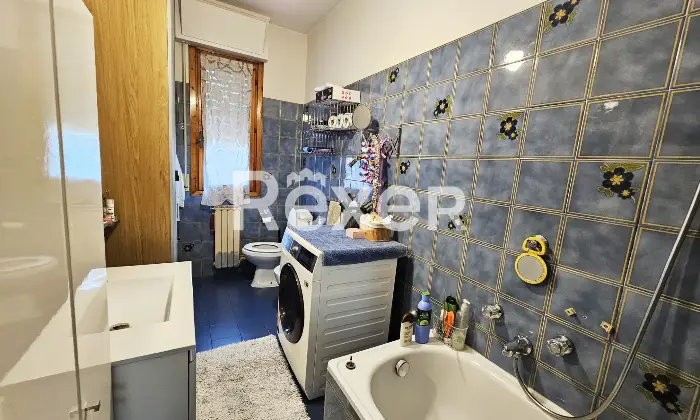 Rexer-Campi-Bisenzio-Ampio-trilocale-con-terrazzo-vivibile-e-garage-Bagno