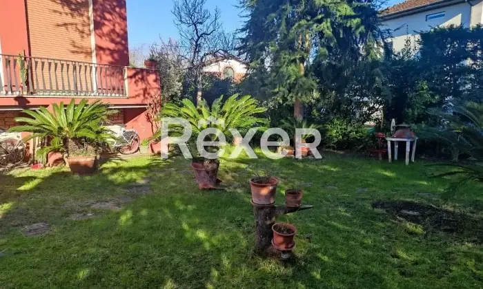 Rexer-Lucca-Vendesi-casa-indipendente-con-ampio-giardino-Via-Sarzanese-SantAnna-Lucca-Altro