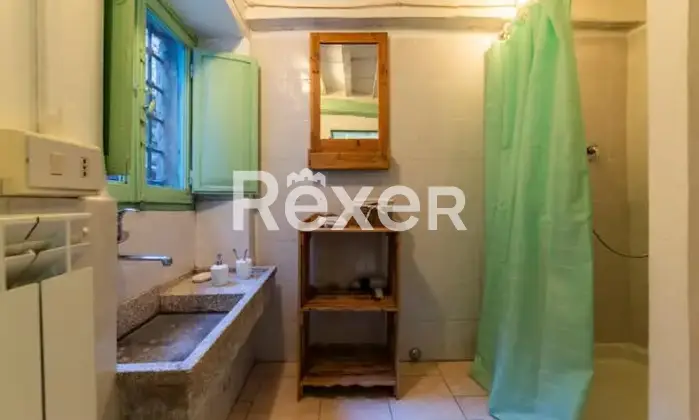 Rexer-Pescaglia-Antico-Palazzo-con-Piscina-e-Giardino-in-Vendita-a-Colognora-Pescaglia-Bagno