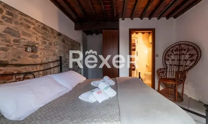 Rexer-Pescaglia-Antico-Palazzo-con-Piscina-e-Giardino-in-Vendita-a-Colognora-Pescaglia-CameraDaLetto