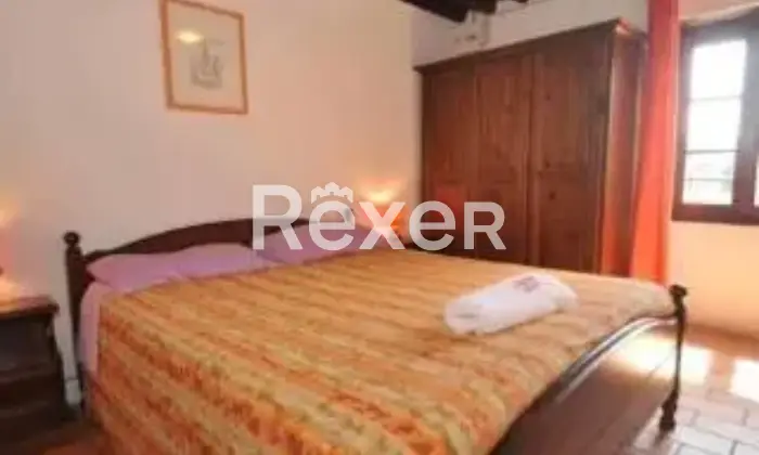 Rexer-Pescaglia-Antico-Palazzo-con-Piscina-e-Giardino-in-Vendita-a-Colognora-Pescaglia-CameraDaLetto