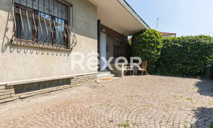 Rexer-Rivoli-VILLA-SINGOLA-LIBERA-SU-LATI-LOCATA-SINO-AL-Altro