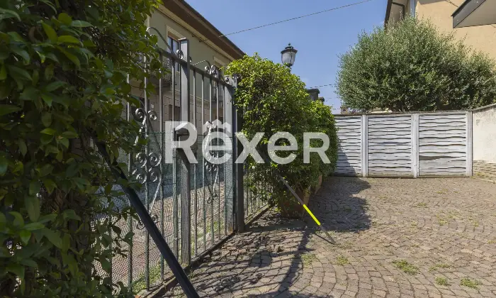 Rexer-Rivoli-VILLA-SINGOLA-LIBERA-SU-LATI-LOCATA-SINO-AL-Altro