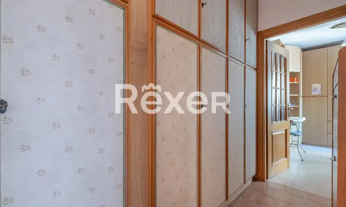 Rexer-Roma-Appartamento-in-Via-Byron-con-posto-auto-e-cantina-Corridoio