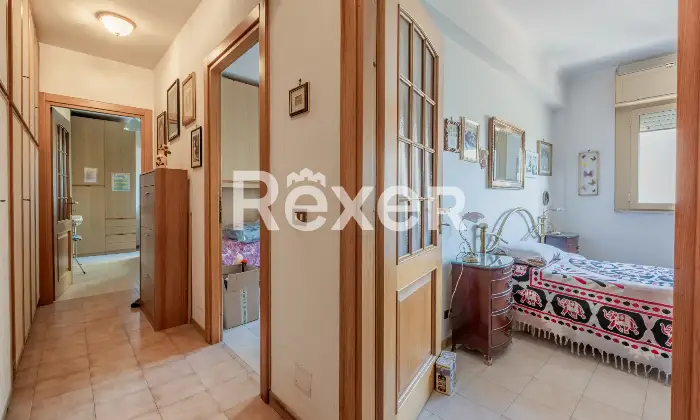 Rexer-Roma-Appartamento-in-Via-Byron-con-posto-auto-e-cantina-Corridoio