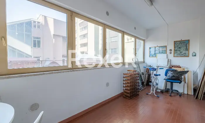 Rexer-Roma-Appartamento-in-Via-Byron-con-posto-auto-e-cantina-Balcone