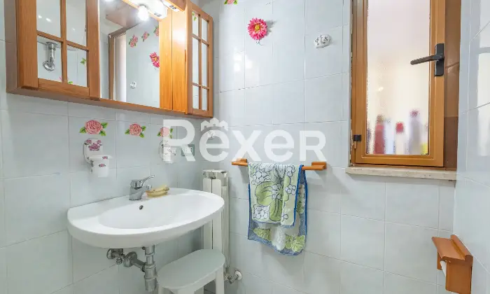 Rexer-Roma-Appartamento-in-Via-Byron-con-posto-auto-e-cantina-Bagno