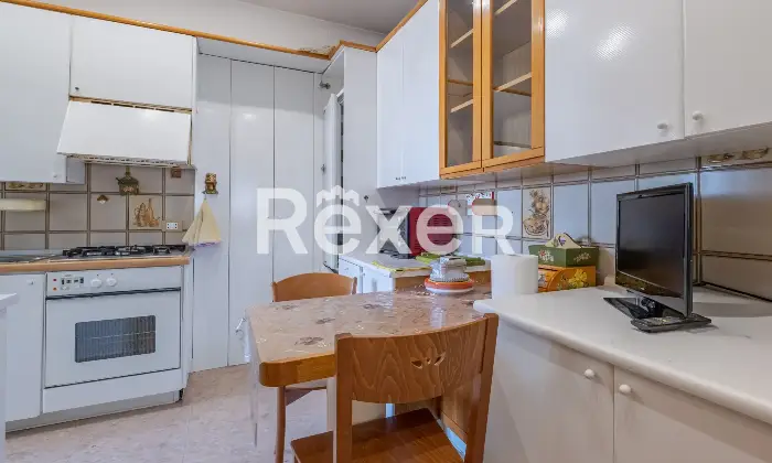 Rexer-Roma-Appartamento-in-Via-Byron-con-posto-auto-e-cantina-Cucina