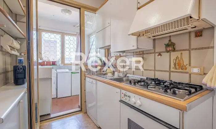 Rexer-Roma-Appartamento-in-Via-Byron-con-posto-auto-e-cantina-Cucina