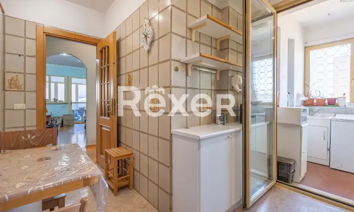 Rexer-Roma-Appartamento-in-Via-Byron-con-posto-auto-e-cantina-Cucina