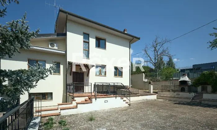 Rexer-LAquila-Villa-bifamiliare-con-due-appartamenti-indipendenti-e-garage-Altro