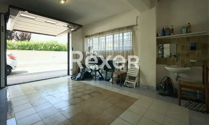 Rexer-LAquila-Villa-bifamiliare-con-due-appartamenti-indipendenti-e-garage-Altro