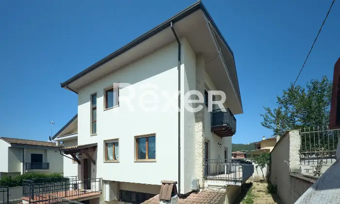 Rexer-LAquila-Villa-bifamiliare-con-due-appartamenti-indipendenti-e-garage-Altro
