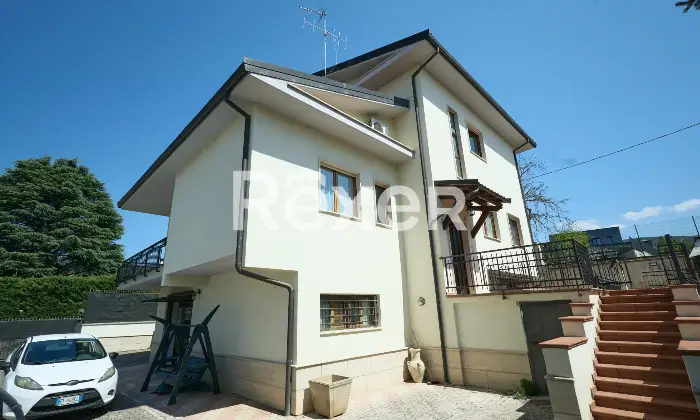 Rexer-LAquila-Villa-bifamiliare-con-due-appartamenti-indipendenti-e-garage-Altro