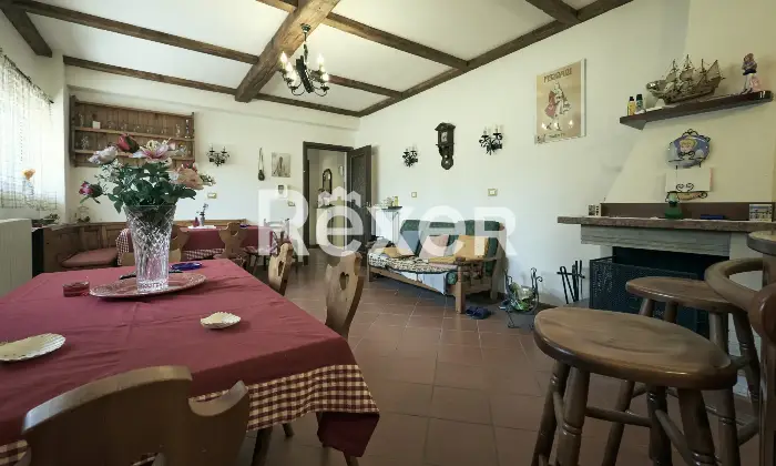 Rexer-LAquila-Villa-bifamiliare-con-due-appartamenti-indipendenti-e-garage-Altro