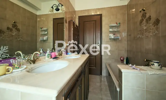 Rexer-LAquila-Villa-bifamiliare-con-due-appartamenti-indipendenti-e-garage-Altro