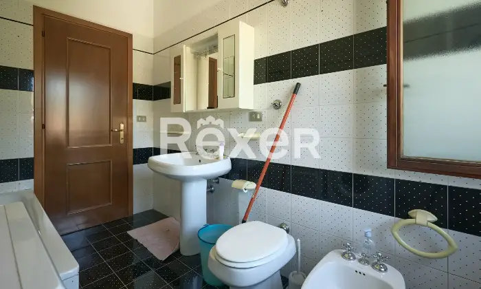 Rexer-LAquila-Villa-bifamiliare-con-due-appartamenti-indipendenti-e-garage-Altro
