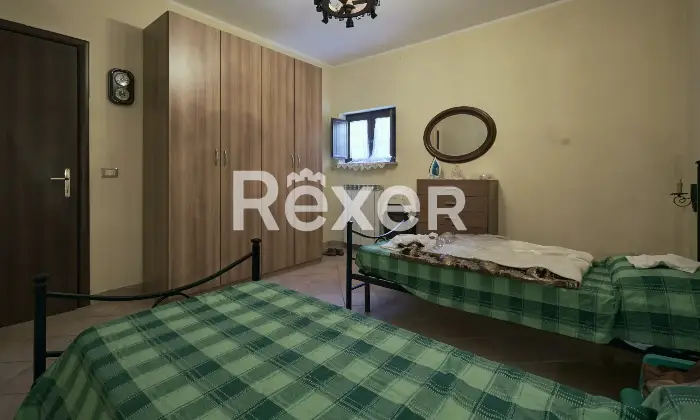 Rexer-LAquila-Villa-bifamiliare-con-due-appartamenti-indipendenti-e-garage-Altro
