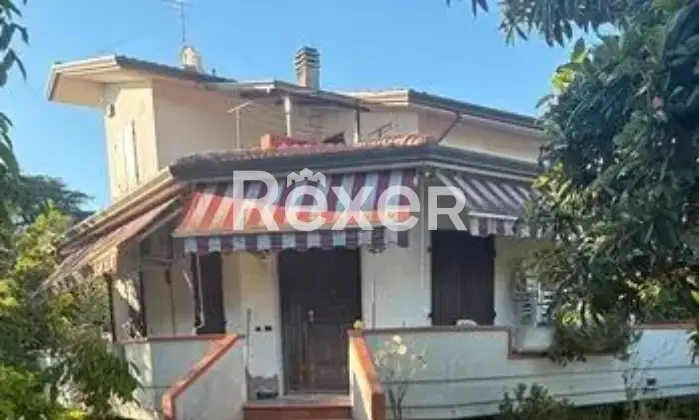 Rexer-Massa-Vendesi-villa-con-giardino-taverna-e-sottotetto-abitabile-Altro