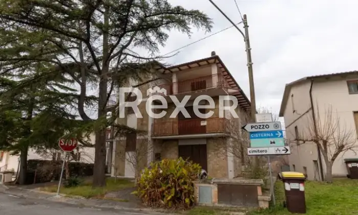 Rexer-Gualdo-Cattaneo-Casa-indipendente-con-tre-appartamenti-ampi-garage-terreno-con-ulivi-e-annessi-Gualdo-Cattaneo-PG-Altro