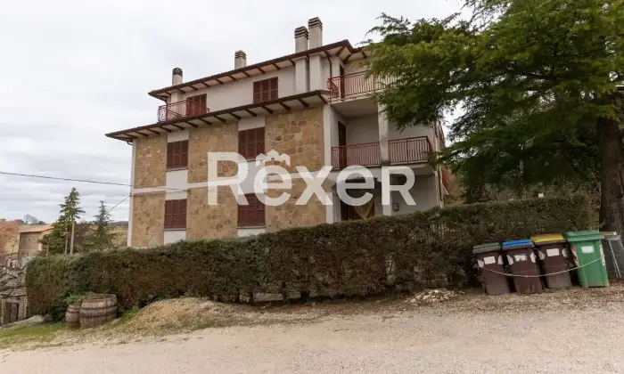 Rexer-Gualdo-Cattaneo-Casa-indipendente-con-tre-appartamenti-ampi-garage-terreno-con-ulivi-e-annessi-Gualdo-Cattaneo-PG-Altro