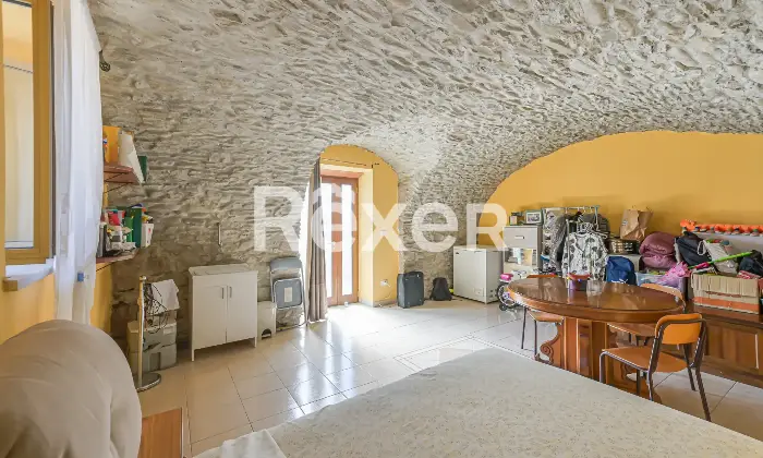Rexer-Filattiera-Casa-con-giardino-e-garage-Cantina